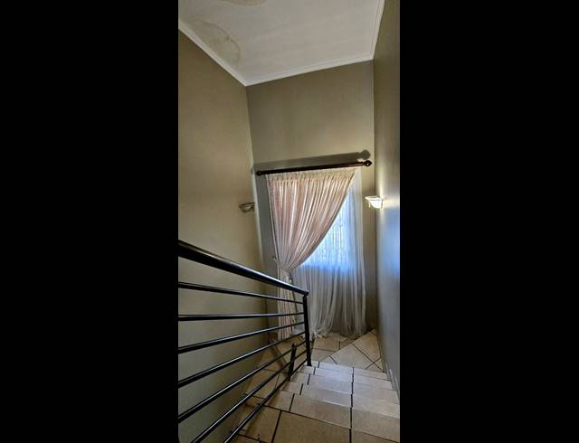 4 BEDROOM HOUSE FOR SALE IN ROOIHUISKRAAL NORTH